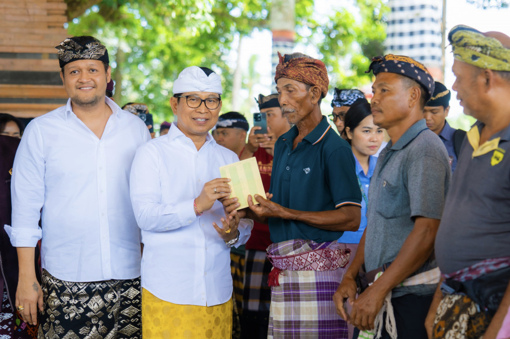 Bupati Badung Salurkan Bantuan Rp 2 Juta Per KK Bagi Umat Hindu